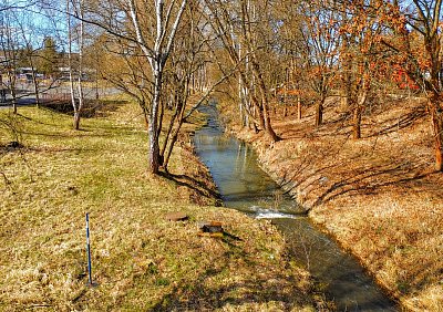 Jarní řeka Střela.