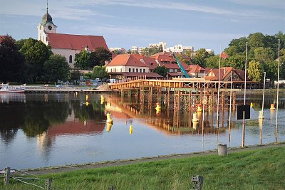 Tudy teď povede náhradní most*