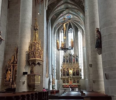 Jak se jmenuje kostel, kde je tento oltář?