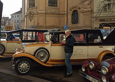 Taxi na konci Pařížské ulice