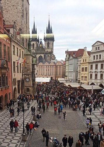 Turisté u orloje - pohled z našeho okna