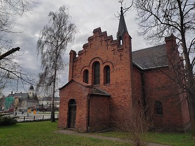 Evangelický kostel v Hlučíně, v pozadí kostel Svatého Jana Křtitele