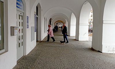 Podloubí na Mírovém náměstí s radnicí a kavárnami *