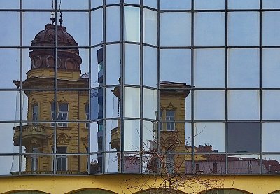 Odraz ve skleněné budově