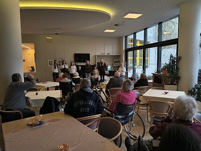 Dětský soubor zpívá seniorům...*