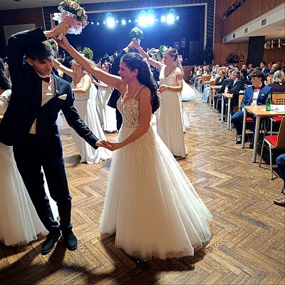 Takhle se tančí mazurka na věnečku naší Báry