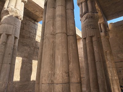 Obři... nesoucí chrám v Luxoru ....