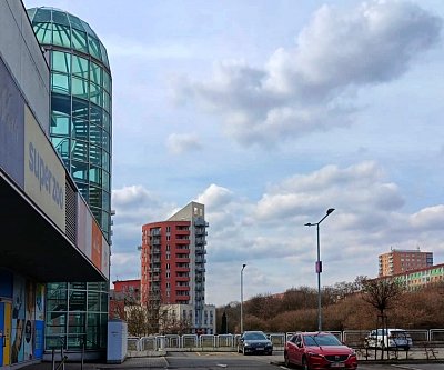 Tyrkysové a zajímavé a obytný dům v pozadí *