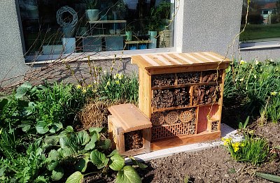 Úplně nový hmyzí domek před prodejnou za rohem*