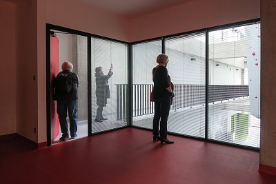 Jedna fotí, dvě nakukují