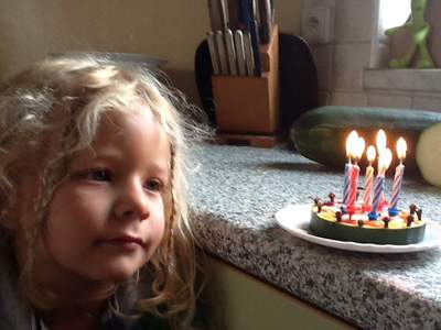 Babiiii, udělej mi dort- jakože mám dnes narozeniny!