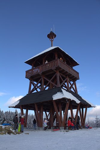 Dřevěná rozhledna Maruška leží 20km  od Vsetína ve výšce 664m, výška 16m, vyhlídková plošina ve výšce 12m, 43schodů, otevřena v r. 2014
