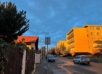 Ulice v ranním slunci