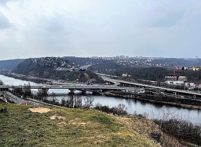 Vysoko nad ruchem města...