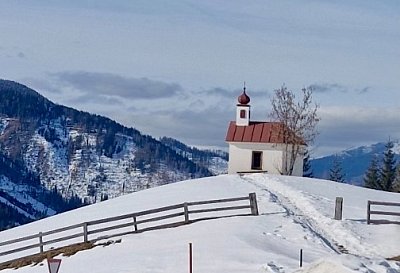 Malebná kaplička  *