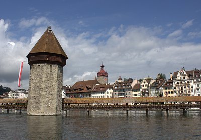 Dřevěný krytý most s osmibokou věží