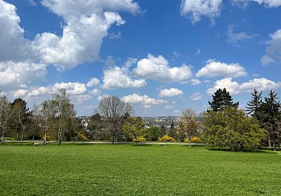 Dubnové mraky na Kavčích horách