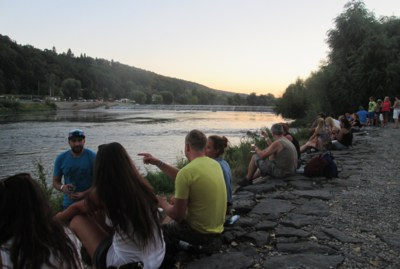 Víno se pije, řeka teče (v Dobřichovicích)