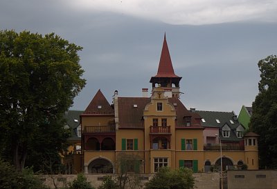 Zajímavá stavba na pravém břehu Labe