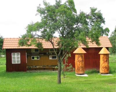 To se nedivím, že v takových domečcích se včelkám líbí...