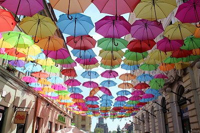 Ulice s deštníky
