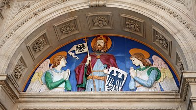 Sv. Václav mezi anděli nad vchodem do kostela