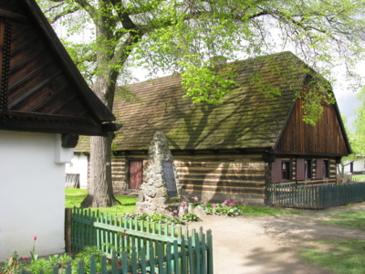 Jen zaklepat a otevře babička...