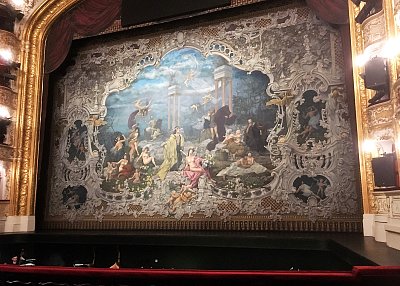 Hynaisova opona v Národním divadle