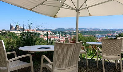 Letní den nad Prahou*