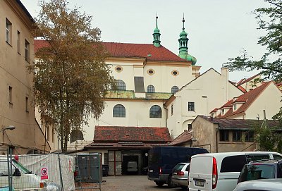 Kostel sv. Ignáce - boční pohled ze dvora*