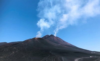 Majestátní Etna budí respekt, přesto patří k nejnavštěvovanějším místům Sicílie