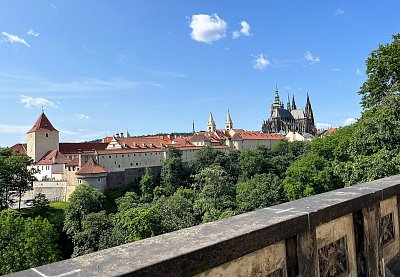 Pohled na Pražský hrad z ochozu Belvederu