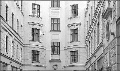 Měl jsem na ni čekat pod oknem ... ?