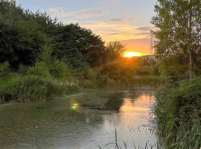 Letní západ slunce nad rybníkem Křtiny  *
