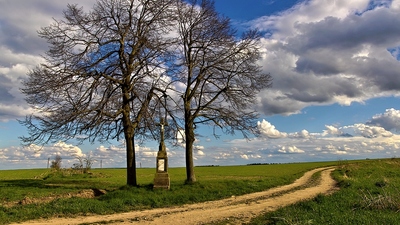 Kříž pod lipami