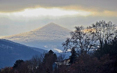 Milešovka v záři slunce *