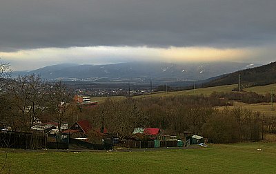 V dálce se mračí *