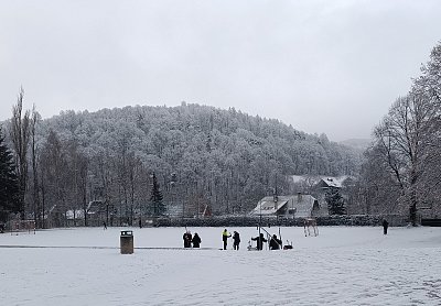 Zima na školním hřišti*