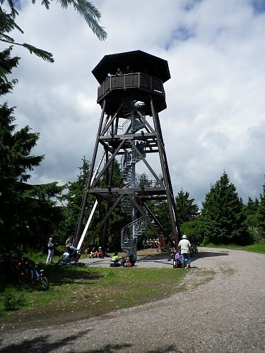 Dřevěná rozhledna Anna na Anenském vrchu (911m) nad obcí Říčky v Orlických horách. Je vysoká 17m, vyhlídková plošina ve výšce 12m a má otáčivé schodiště se 65schody. Otevřena v r. 2010.