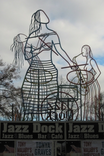 hrají zde skvěle a nejen jazz