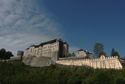 Hrad pod modrou oblohou