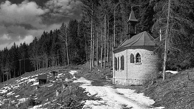 Kaplička na stráni ...*