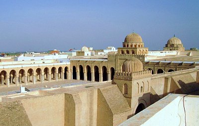 Kairouan.  Tunis. Velká mešita Zaouia de Sidi Sahab. Byla vybudovaná  kolem  roku 670 n. l. *