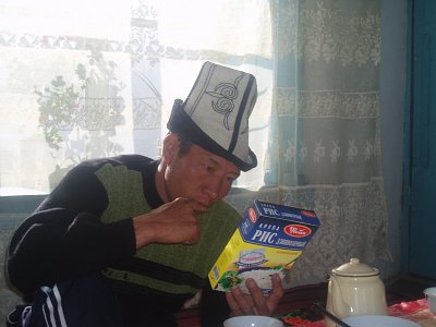 Karakul - Kyrgyz zkoumá pro něj neznámou potravinu.JPG