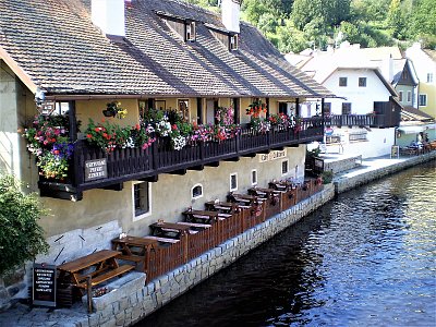 Chaloupka u vody   *