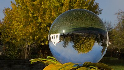 Je to kulaté ... a skleněné