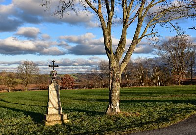 Křížek u cesty.