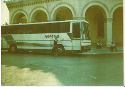 "náš" autobus před hotelem Nacionál