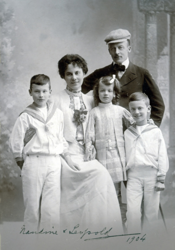 Leopold II. Berchtold s rodinou 1904.jpg