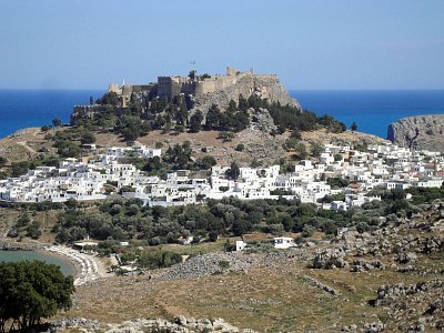 Město Lindos s akropolí. Ostrov Rhodos, Řecko